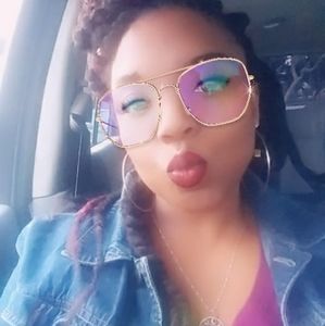 Meet your Posher, Dee